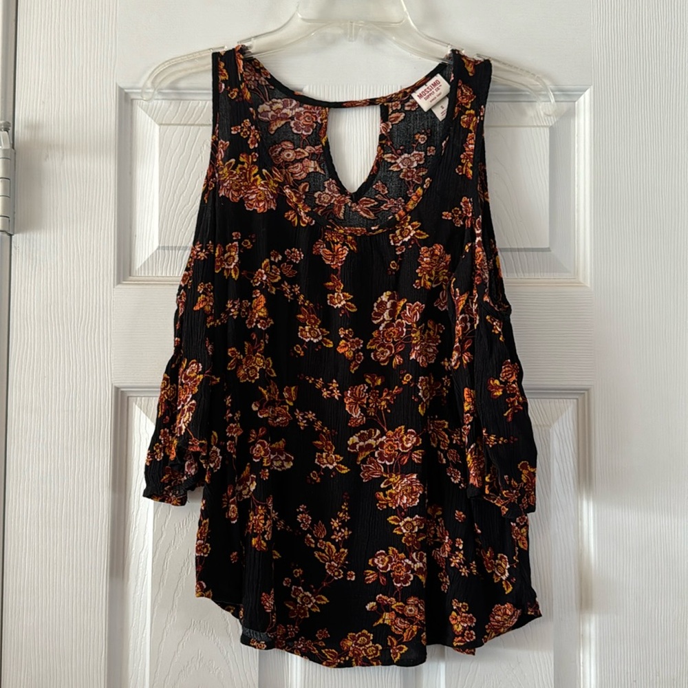 💙 2 for $10 💙 Cold Shoulder Top